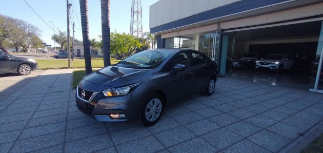 Nissan VERSA MT 