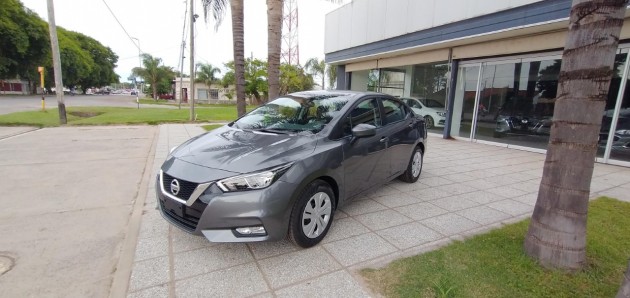 Nissan VERSA SENSE CVT 